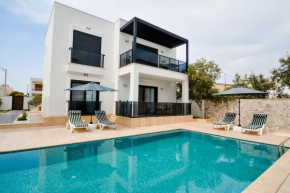 Brand New 2 Bedroom Top Floor Flat with Pool B2